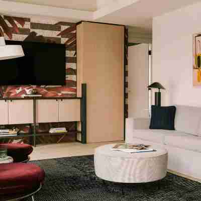 Sonder 907 Main Rooms