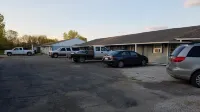 Burr Oak Motel - parking