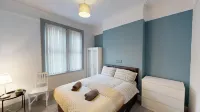 Central Stunning 3-Bed House - Free Parking - parcheggio