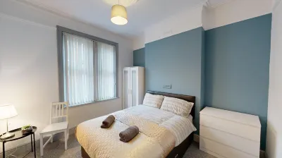 Central 3-Bed Apartment - Free Parking