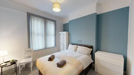 Central Stunning 3-Bed House - Free Parking