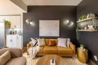 Iconic 3BD Entire House in The Heart Of Pittsburg Hotels in Green Tree