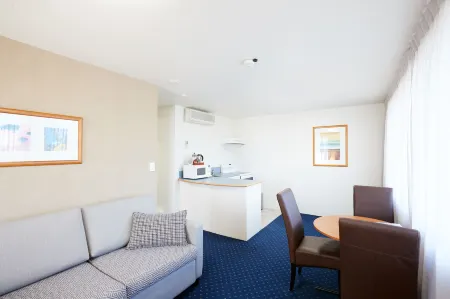Ventura Inn & Suites Hamilton