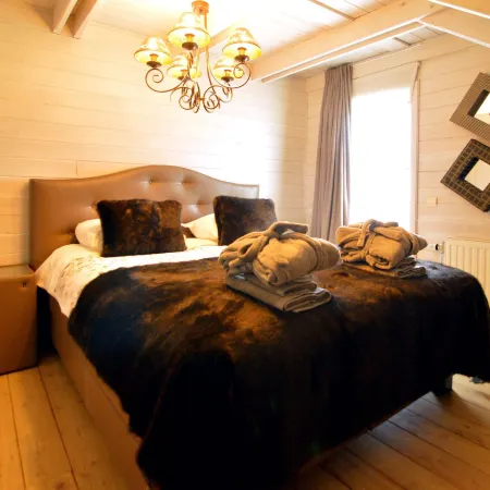 Luxurious Villa with Sauna, Hot Tub, Recreation Room, Large Enclosed Garden