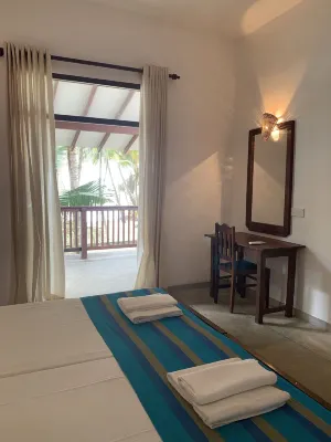 Curry Bowl Restaurant & Turtles Rest Hotels near Hikkaduwa Beach