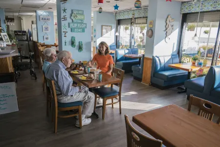 Four Sails Resort Отели рядом с достопримечательностью «Парк штата Ферст Ландинг»