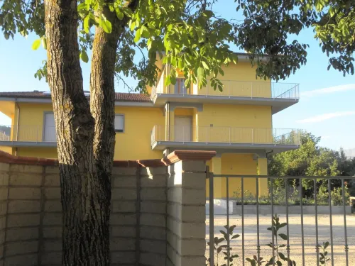 Il Boscaiolo è un accogliente B&B vicino L'Aquila, situato a Sassa Scalo a pochi minuti dal centro. - con vista montagne