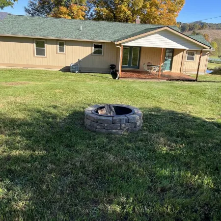 The Sheepfold: Remodeled cottage and 6 stall horse barn on working farm!