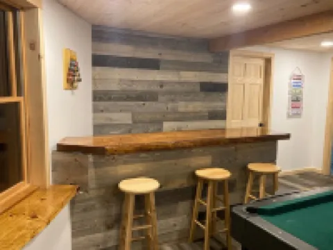 Cozy Vermont Log Cabin Chalet Only Minutes from Jay Peak 蒙哥馬利酒店