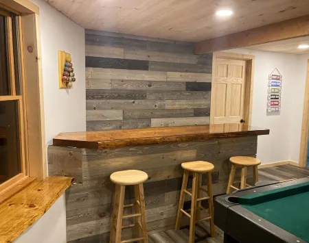 Cozy Vermont Log Cabin Chalet Only Minutes from Jay Peak Отели в г. Монтгомери