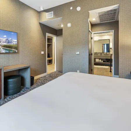 Resort Amenities High End Luxury, Rooftop Pool, Onsite Spa and Restaurants, Luxury 2Br Condo