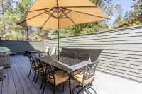 Private Hot Tub and Cozy Gas Fireplace - Stunning Sunriver Haven