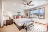 Luxury Mountain Retreat with Private Hot Tub and Stunning Views - Exquisite Sanctuary