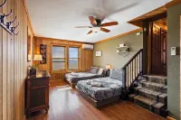 Breathtaking Mountain Views and Spacious Deck - Charming Mountain Retreat