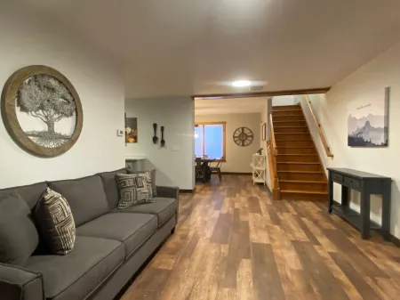 Spacious House with Great Room and Projector Experience - Stunning Escape Отели рядом с достопримечательностью «Karabin Farms»