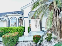 Boat Lift and Expansive Canal Views - Tranquil Waterfront Haven Hotel di Cape Coral