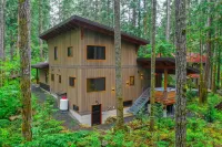 Luxurious Hot Tub and Cozy Fireplace - Stunning Wooded Escape 베이커 호 주변 호텔