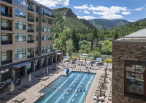 Ski-in Access and Mountain Views - Luxurious Resort Retreat