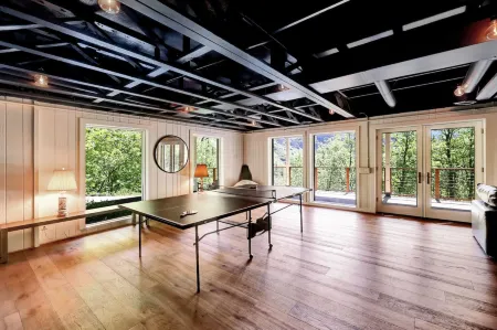 Stunning Valley Views and Hot Tub - Charming Mountain Cabin Retreat Отели в г. Sundance