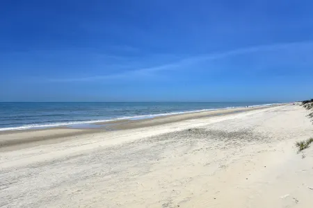 Ocean Views and Relaxing Hot Tub - Exquisite Coastal Oasis Отели в г. Карритак