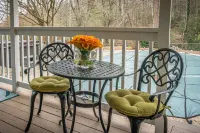 Mountain Oasis with Hot Tub and Stone Fire Pit - Serene Escape فنادق في Pisgah Forest