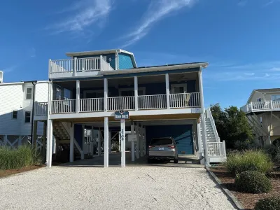 2nd Row House - 2 min walk to beach, oversized screened porch and ready for fun Sunset Beach Waterfront Park附近的飯店