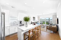 Luxurious Marina Access and Cozy Pool - Stunning Waterfront Retreat