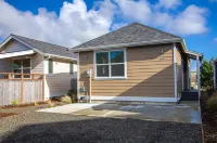 Seaside Haven - Charming Cottage, Open Concept, Back Porch فنادق في أوشن شورز