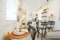 Open Concept Living and Balcony Lounge Chairs - Cozy Unique Retreat Hotel di McLennan County