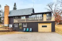 Spacious Game Room and Lake Access - Charming Getaway Hotel a Delavan