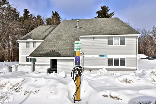 Heated Saltwater Pool and Convenient Bus Access - Cozy Mountain Retreat فنادق في كيلنغتون