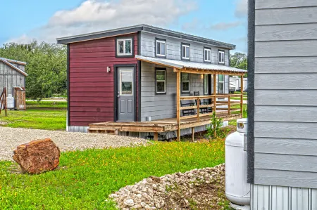 Charming Tiny House Retreat with Modern Comforts - Cozy Escape