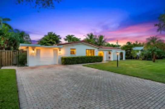 Pool, Spa, Tiki Hut and Spacious Backyard - Charming Retro Oasis