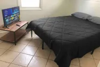 Private 2-Bed House with Free Parking and 15-Min Walk to Direct NYC Manhattan Train Hotels in Avenel