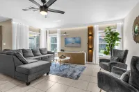 Screened Pool and Gated Community Access - Stunning Family Retreat Các khách sạn ở Osceola County