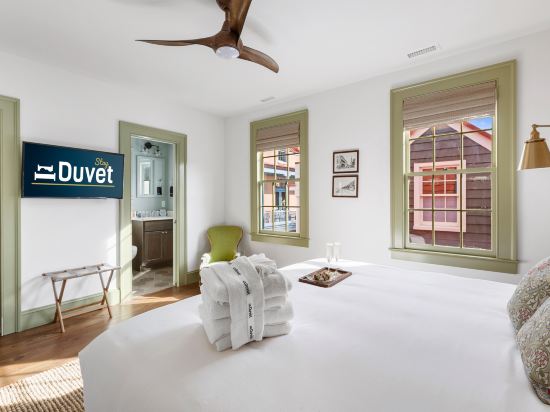 Charming Oasis with Vintage Decor and Modern Amenities - Stylish Retreat