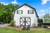Lakefront Oasis with Whirlpool Tub and Kitchenette - Charming Retreat
