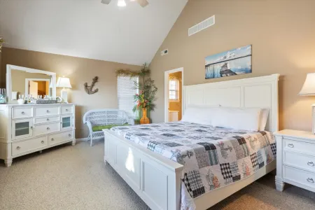 Private Dock, Hot Tub and Fire Pit - Stunning Lakeside Escape