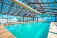 Comfortable, 2nd-floor condo with balcony, washer/dryer, pools, & clubhouse Hotels in Oliver Township