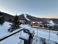 Ski on Ski Off Access and Private Hot Tub - Stunning Mountain Retreat فنادق في كيلنغتون