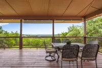 Charming Hideaway with Amazing Views and Cozy Decor - Inviting Retreat
