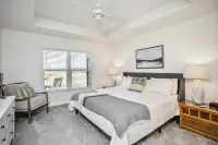 Spacious Living and Lanai Overlooking Tranquil Pond - Serene Oasis Hotels in Leesburg