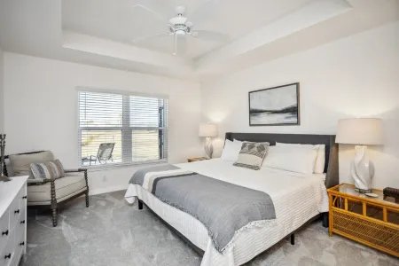 Spacious Living and Lanai Overlooking Tranquil Pond - Serene Oasis