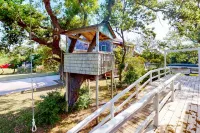 Waterfront House w/ Water View, Shared Pool, Private Washer/Dryer, & Free WiFi