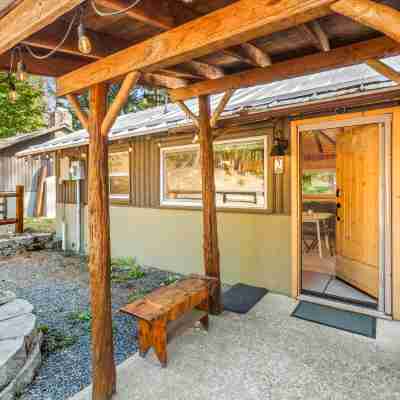 Cozy Fireplace and Access to Outdoor Adventures - Charming Cabin Retreat Hotel Exterior