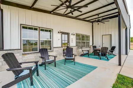 Cozy Atmosphere and Boat Parking - Charming Lakeside Haven