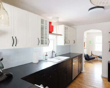 Charming & Cozy 2-Bedroom Retreat Near Lake Minnetonka – Perfect family place Hotels in Minnetonka