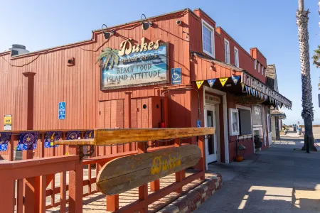 Oceanview Balcony and Luxury Amenities - Elegant Coastal Haven