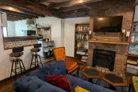 Artist Retreat with Modern Amenities - Cozy and Inviting Escape