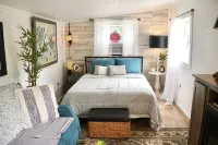 Gorgeous luxury waterfront tiny home on the bluffs